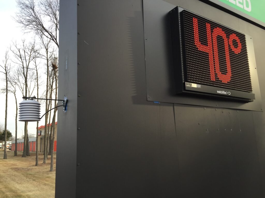 Outdoor thermometer displaying temperature in Fahrenheit, the temperature scale still used across the United States