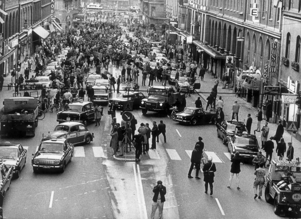 Traffic switching from left- to right-hand driving on Kungsgatan in Stockholm during Dagen H, September 3, 1967.
